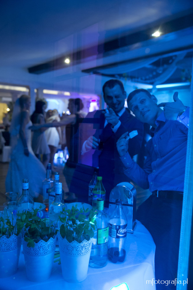 zabawna fotografia grupowa z imprezy weselnej